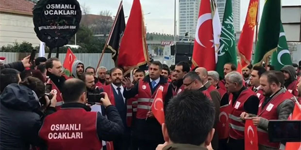 “TEHLİKELİ GELİŞME” FOX TV önüne siyah çelenk bırakan Osmanlı Ocakları’ndan Fatih Portakal’a tehdit: Yüzde 52 evlerinde dişlerini sıkarak beklemektedir