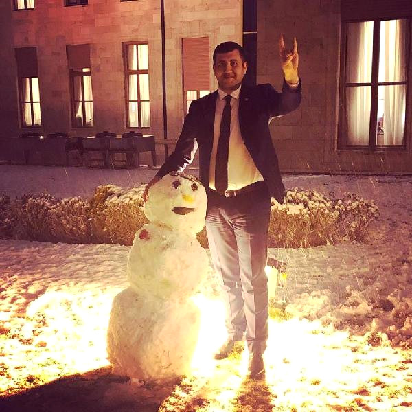 MHP Kayseri Milletvekili Baki Ersoy’dan Meclis Bahçesinde  Ülkücü Kardan Adam  Pozu
