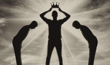 Yazıyorlar, Çiziyorlar, Akıl Veriyor Aşağılıyorlar