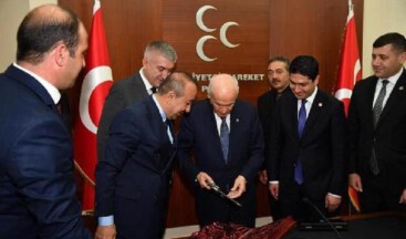 MHP Lideri Devlet Bahçeli’ye hediye! 149 yıllık tabanca