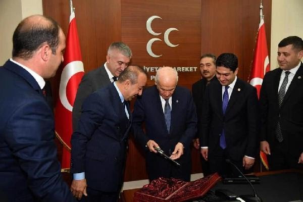MHP Lideri Devlet Bahçeli’ye hediye! 149 yıllık tabanca