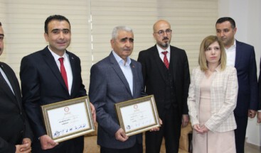 MHP’den Karaman Belediye Başkanı seçilen Savaş Kalaycı, muhtar seçilen babası ile birlikte mazbatasını aldı