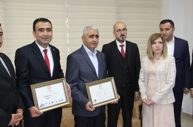 MHP’den Karaman Belediye Başkanı seçilen Savaş Kalaycı, muhtar seçilen babası ile birlikte mazbatasını aldı
