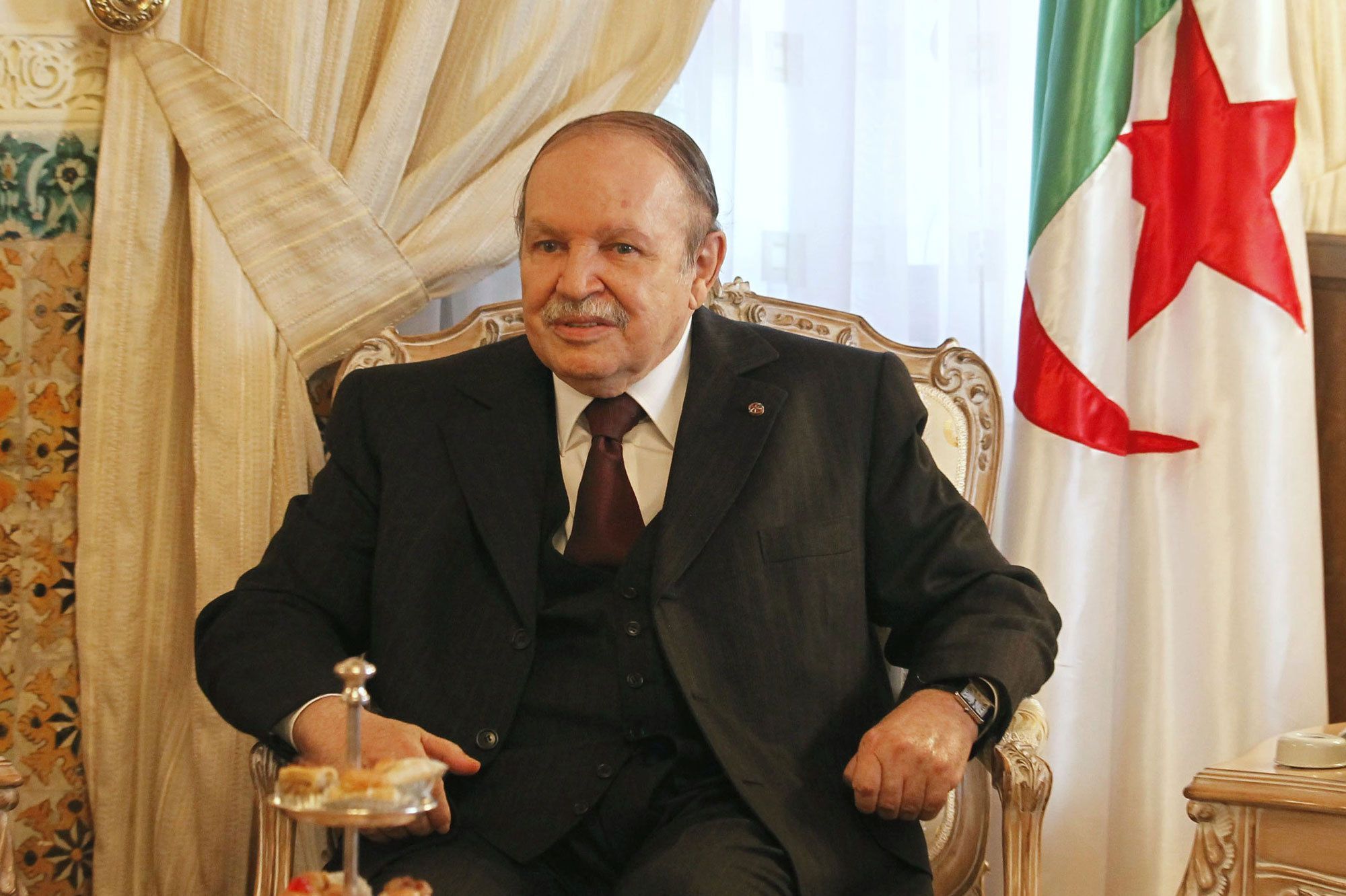 Cezayir Devlet Başkanı Abdulaziz Bouteflika istifa etti