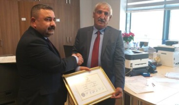 MHP’den Karakeçili Belediye Başkanlığına seçilen Veysel Aydemir, mazbatasını aldı.