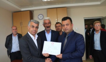 MHP’li Bölükyayla Belde Belediye Başkanı Gaffari Akkuş, mazbatasını alarak göreve başladı.
