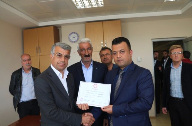 MHP’li Bölükyayla Belde Belediye Başkanı Gaffari Akkuş, mazbatasını alarak göreve başladı.