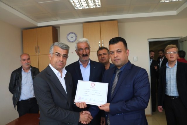 MHP’li Bölükyayla Belde Belediye Başkanı Gaffari Akkuş, mazbatasını alarak göreve başladı.
