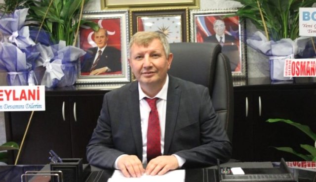 Çorum’un Osmancık İlçesinde MHP’den Belediye Başkanı seçilen Ahmet Gelgör mazbatasını aldı.