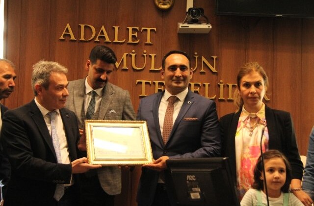 MHP’nin Kalesi Toroslar’da Başkan Atsız Afşın Yılmaz, mazbatasını alarak göreve başladı