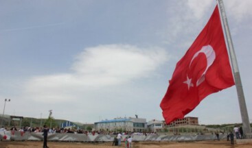Bingöl’de 350 metrelik bayrak göndere çekildi