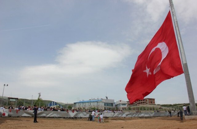 Bingöl’de 350 metrelik bayrak göndere çekildi