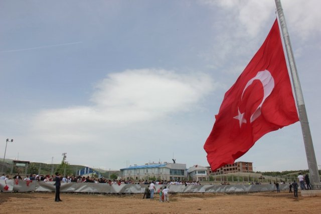Bingöl’de 350 metrelik bayrak göndere çekildi