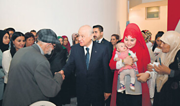 MHP lideri Bahçeli, ülkücü anneleriyle iftarda buluştu