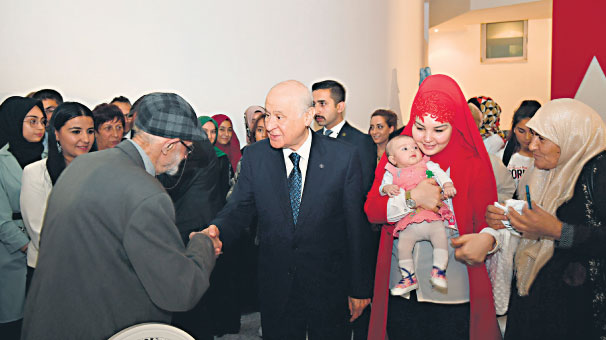 MHP lideri Bahçeli, ülkücü anneleriyle iftarda buluştu