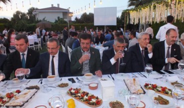 MHP İzmir İl Başkanlığı’nın iftarına Nihat Zeybekçi’de katıldı.