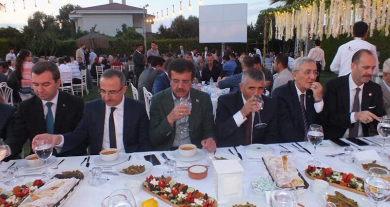 MHP İzmir İl Başkanlığı’nın iftarına Nihat Zeybekçi’de katıldı.