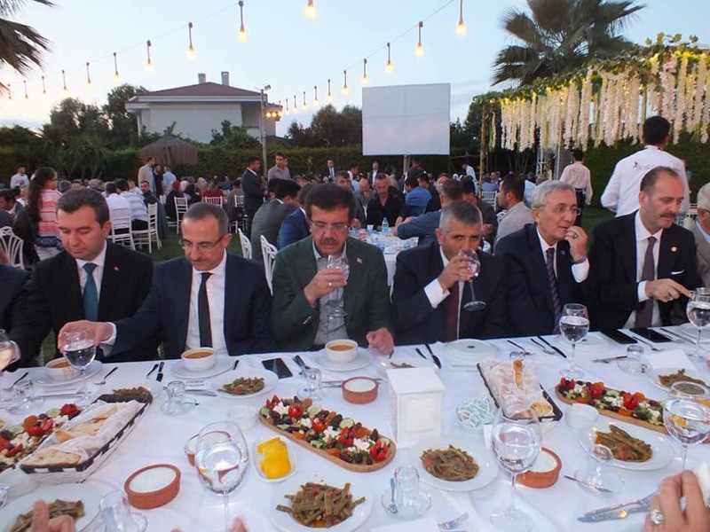 MHP İzmir İl Başkanlığı’nın iftarına Nihat Zeybekçi’de katıldı.