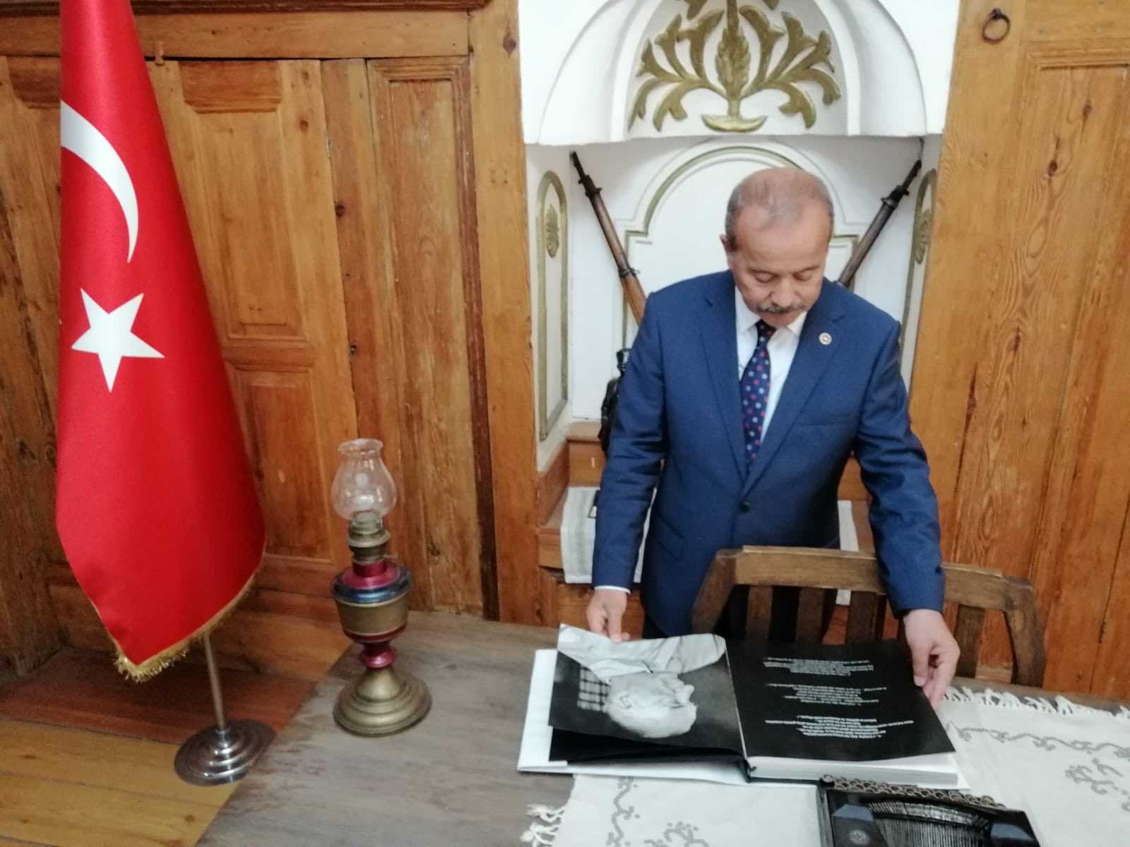 MHP’li vekil Mehmet Taytak’tan Şuhut’daki Atatürk evi’ne ziyaret
