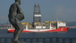 Yavuz sondaj gemisi Çanakkale Boğazı’ndan geçti! Şehitleri selamladı!