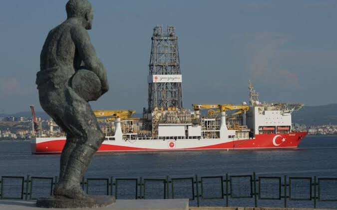 Yavuz sondaj gemisi Çanakkale Boğazı’ndan geçti! Şehitleri selamladı!