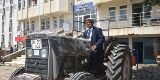 Milliyetçi Toplumcu belediye farkı: MHP’li başkan makam otosu olarak 36 yıllık traktörü kullanıyor