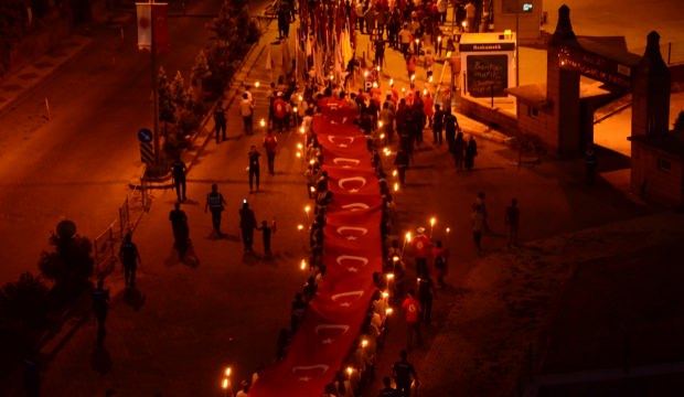 Bitlis Ahlat’ta “Malazgirt Zaferi” kutlamalarında 1071 metrekare Türk bayrağıyla ‘fener alayı’