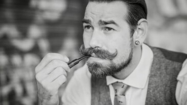 HER ŞEYİ BİLDİĞİNİ SANAN MONŞER-USTA’LAR