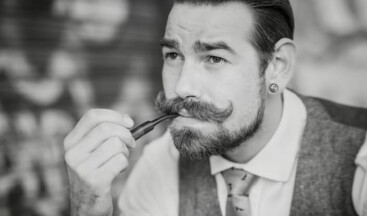 HER ŞEYİ BİLDİĞİNİ SANAN MONŞER-USTA’LAR