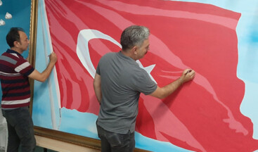 Osman Gazi Anadolu Lisesi’nde bulunan Türk bayrağında 36 bin 647 şehidin ismi var