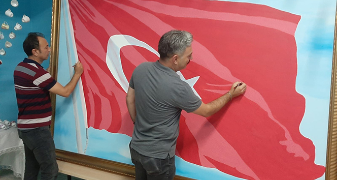 Osman Gazi Anadolu Lisesi’nde bulunan Türk bayrağında 36 bin 647 şehidin ismi var