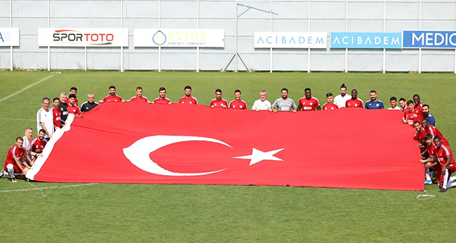 Sivasspor 30 Ağustos Zafer Bayramı dolayısıyla idmanda dev Türk Bayrağı açtı