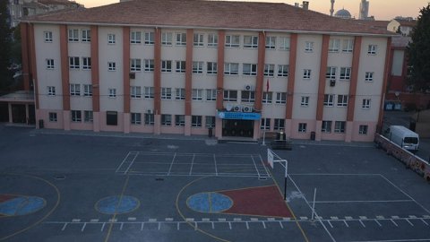 İstanbul’da #deprem’den zarar gören o okulda 1 ay eğitime ara verildi.