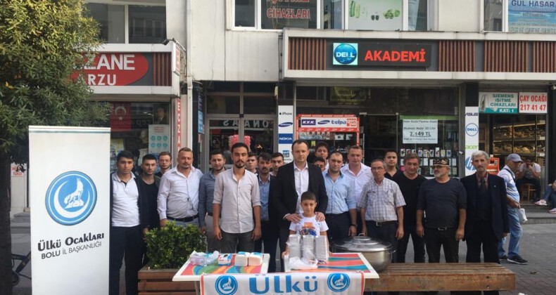 Bolu Ülkü Ocakları Aşure İkram Etti