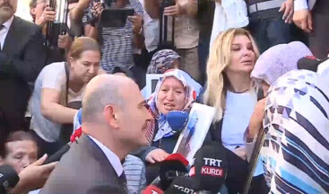 Bakan Soylu #EvlatNöbeti tutan ‘Diyarbakır Annelerini’ ziyaret etti
