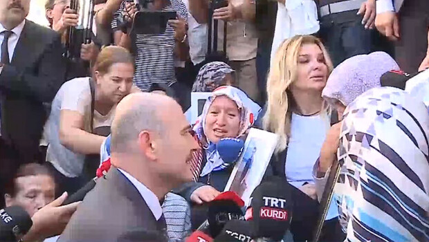 Bakan Soylu #EvlatNöbeti tutan ‘Diyarbakır Annelerini’ ziyaret etti