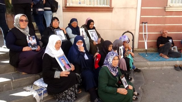 Diyarbakır’da 26. gününe girdi. 48 #AnaYüreği evlatlarının getirilmesini bekliyor