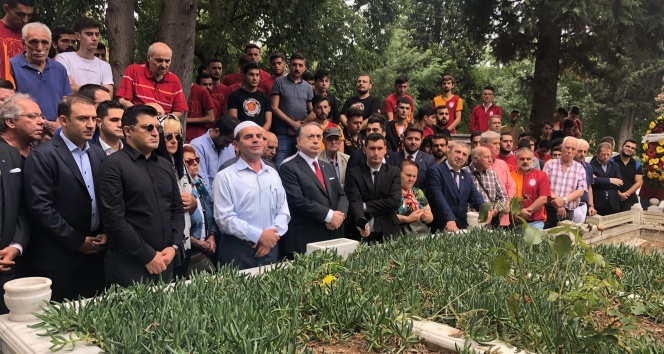 #MetinOktay kabri başında anıldı