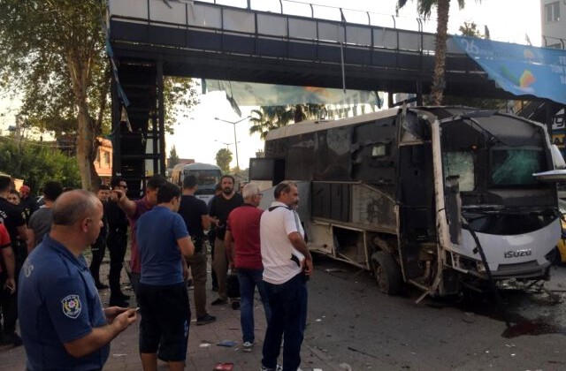 Sondakika… Adana’da çevik kuvvet servisine bombalı saldırı