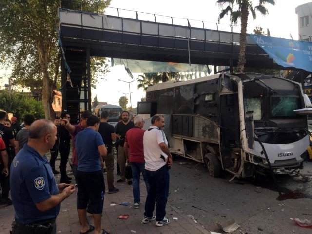 Sondakika… Adana’da çevik kuvvet servisine bombalı saldırı