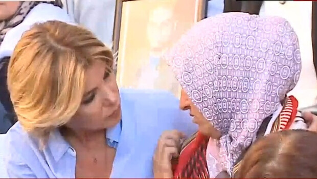 Ünlü Sanatçılar, #EvlatNöbeti tutan ‘Diyarbakır Anneleri’ne’ destek ziyaretine geldi