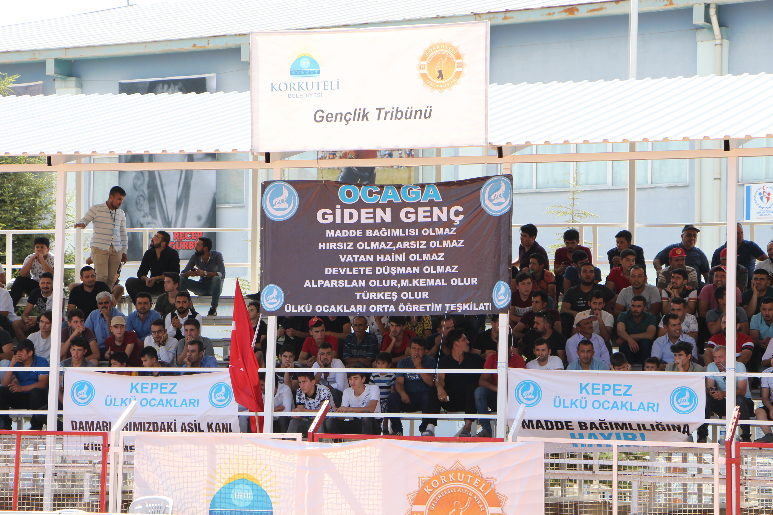 Kepez Ülkü Ocakları Korkuteli Yağlı Güreşlerinde Anlamlı Pankart açtı