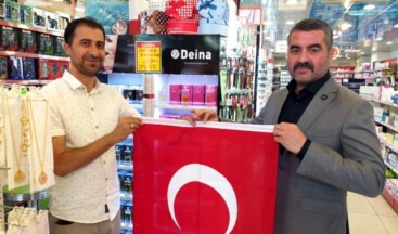 MHP Malatya İl Başkanlığı #BarışPınarıHarekatı&rsquo;na destek amacıyla esnaflara Türk Bayrağı dağıttı