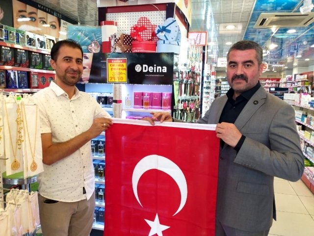 MHP Malatya İl Başkanlığı #BarışPınarıHarekatı&rsquo;na destek amacıyla esnaflara Türk Bayrağı dağıttı