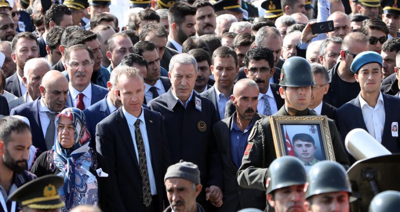 Bakan Akar ve Komutanlar Şehidimiz Ahmet Topçu’yu Son Yolculuğuna Uğurladı