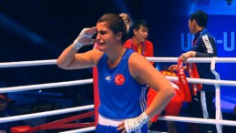 Dünya şampiyonu olan Busenaz Sürmeneli, gözyaşları içerisinde asker selamı verdi