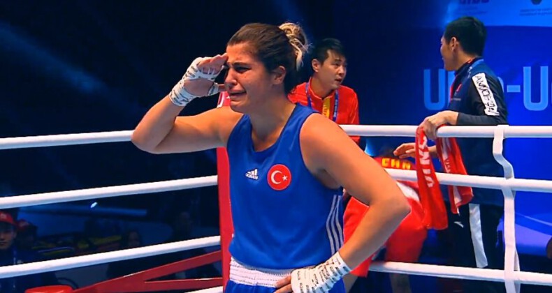 Dünya şampiyonu olan Busenaz Sürmeneli, gözyaşları içerisinde asker selamı verdi