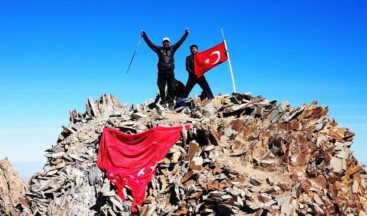 Kayseri Arif Molu M.T.A. Lisesi öğretmenleri Mehmetçik’e Erciyes’in zirvesinden destek verdi