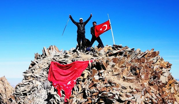 Kayseri Arif Molu M.T.A. Lisesi öğretmenleri Mehmetçik’e Erciyes’in zirvesinden destek verdi
