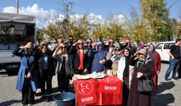 MHP Kars Kadın Kolları şehitlerimiz için helva dağıttı